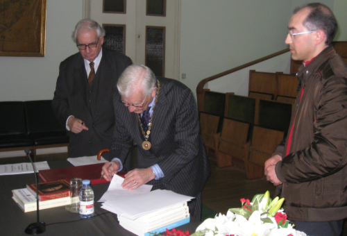 Assinatura do Protocolo, o Secretário-Geral João Pereira Neto, o Presidente Luís Aires-Barros e Ângelo Cristóvão, Secretário da AGLP Assinatura do Protocolo, o Secretário-Geral João Pereira Neto, o Presidente Luís Aires-Barros e Ângelo Cristóvão, Secretário da AGLP