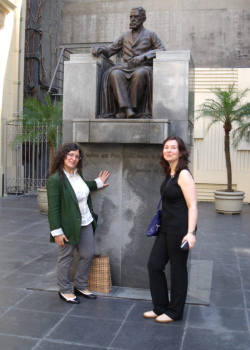 Concha Rousia e Isabel Rei ao pé da estátua de Machado de Assis, na entrada da ABL Concha Rousia e Isabel Rei ao pé da estátua de Machado de Assis, na entrada da ABL